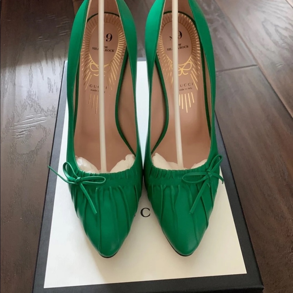 Brand new and authentic ,heels pumps size 38.